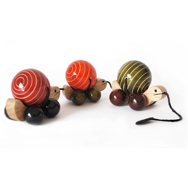 Hand-Crafted Wooden Pull Toy with Rotating Shells - Tuttu the Turtle and Family (Green, Orange, Red)