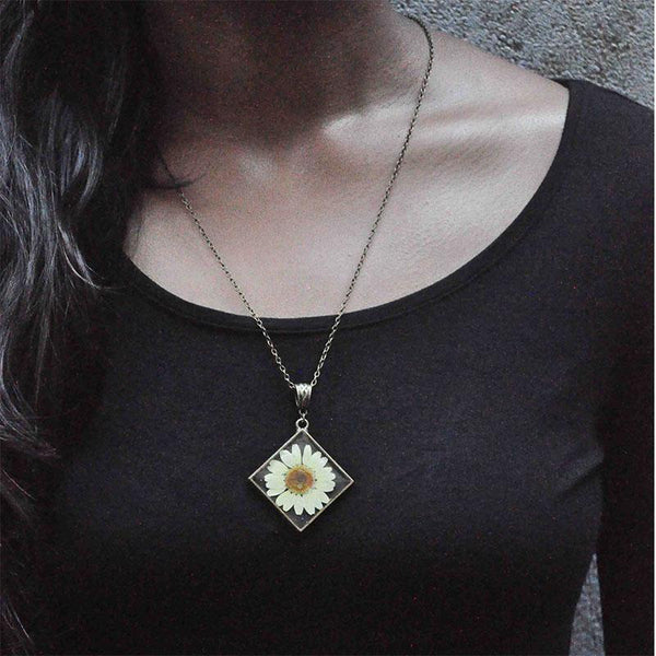 Rhombus-Shaped Pendant Necklace with Hand-Pressed White Daisy