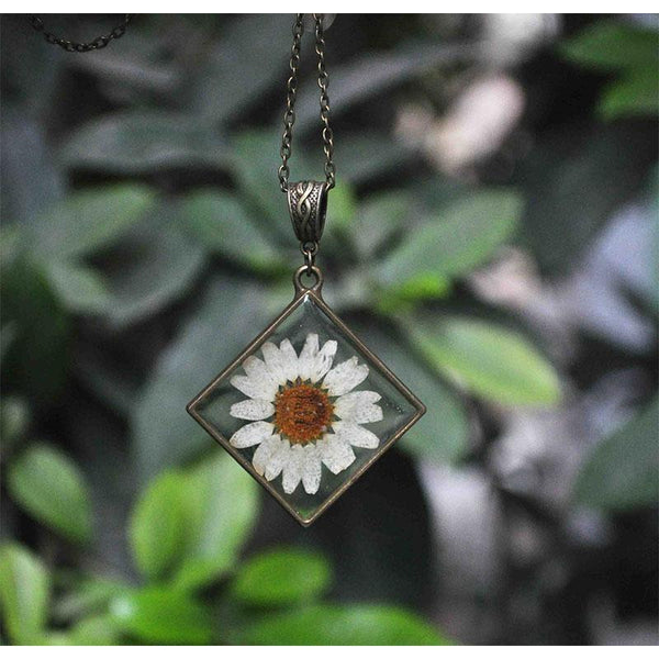 Rhombus-Shaped Pendant Necklace with Hand-Pressed White Daisy