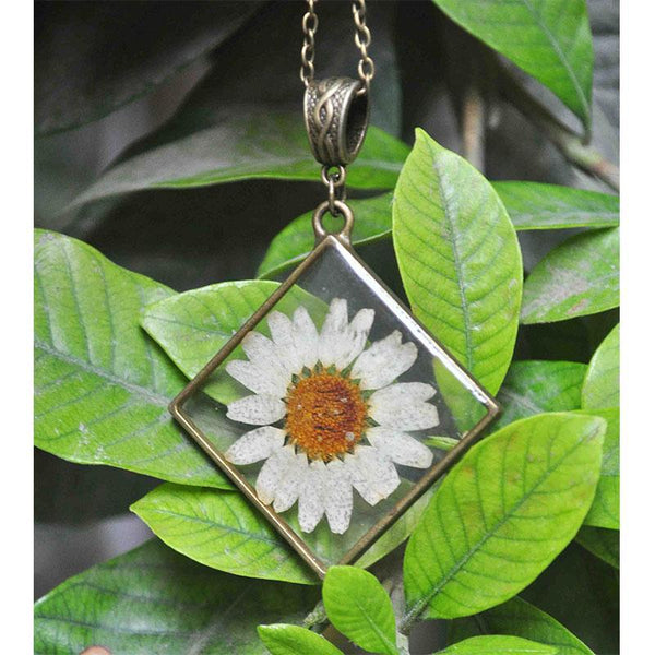 Rhombus-Shaped Pendant Necklace with Hand-Pressed White Daisy