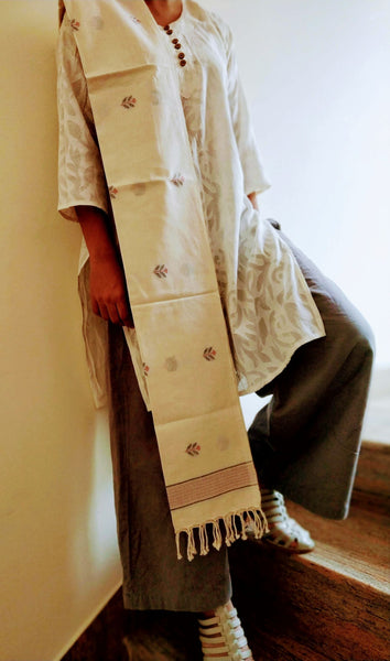 Handloom Ivory White Red Floral Dhakai Jamdani Stole created by traditional artisans from East India